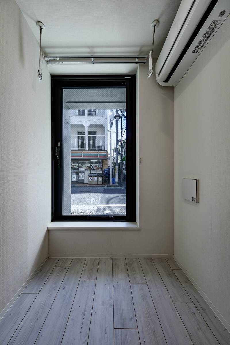 １階です。照明・エアコン設置済です！日立の「白くまくん」です