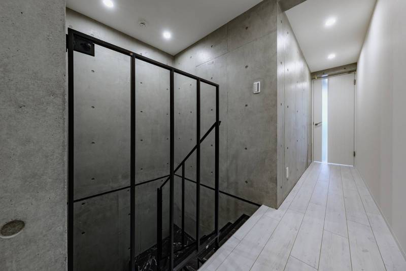 地下１階に降りる階段です。壁にプロジェクター投影できます！