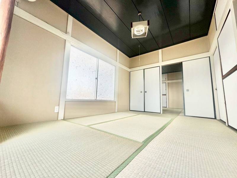 2階和室は畳と襖をキレイにしています。天井も塗ってます♪