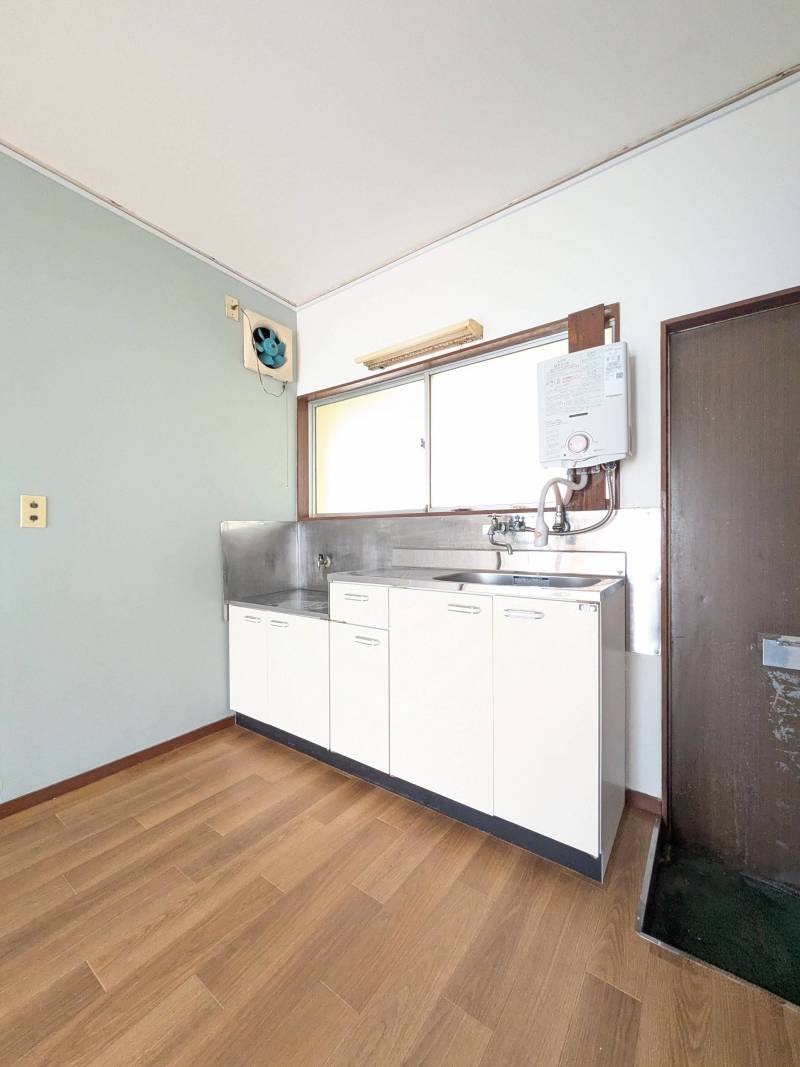 キッチン新品、クロス、クッションフロアも新品張替え済