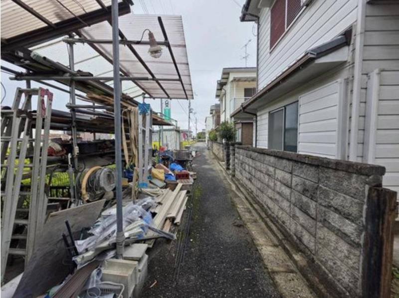 お隣はエクステリアのプロ！資材置場もあり心強い環境です。