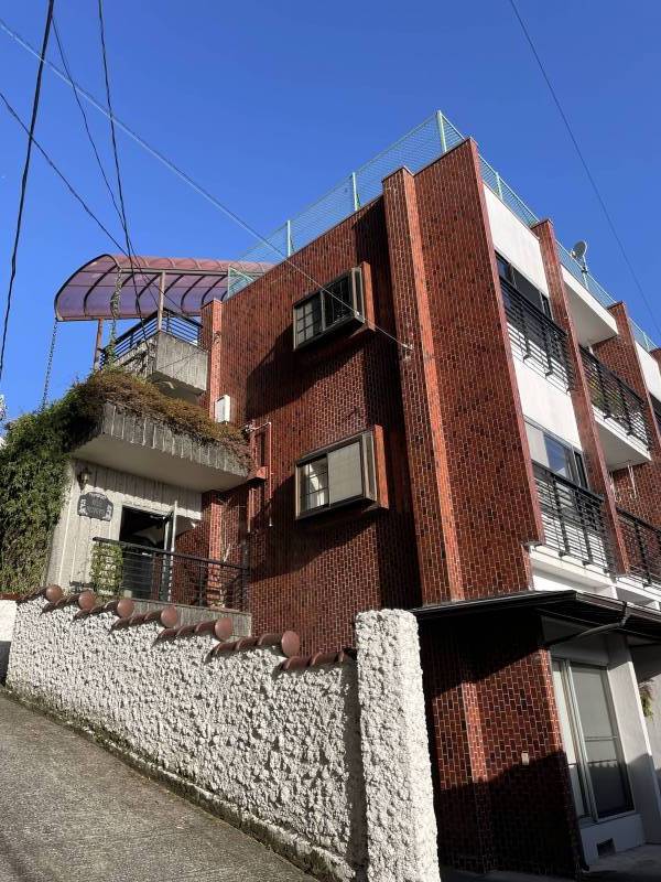 タイル貼りのレトロな建物です