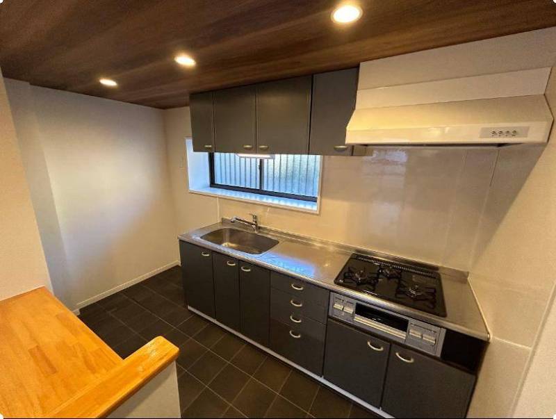 ヒノキ一枚板を使ったカウンターと便利なシステムキッチンです