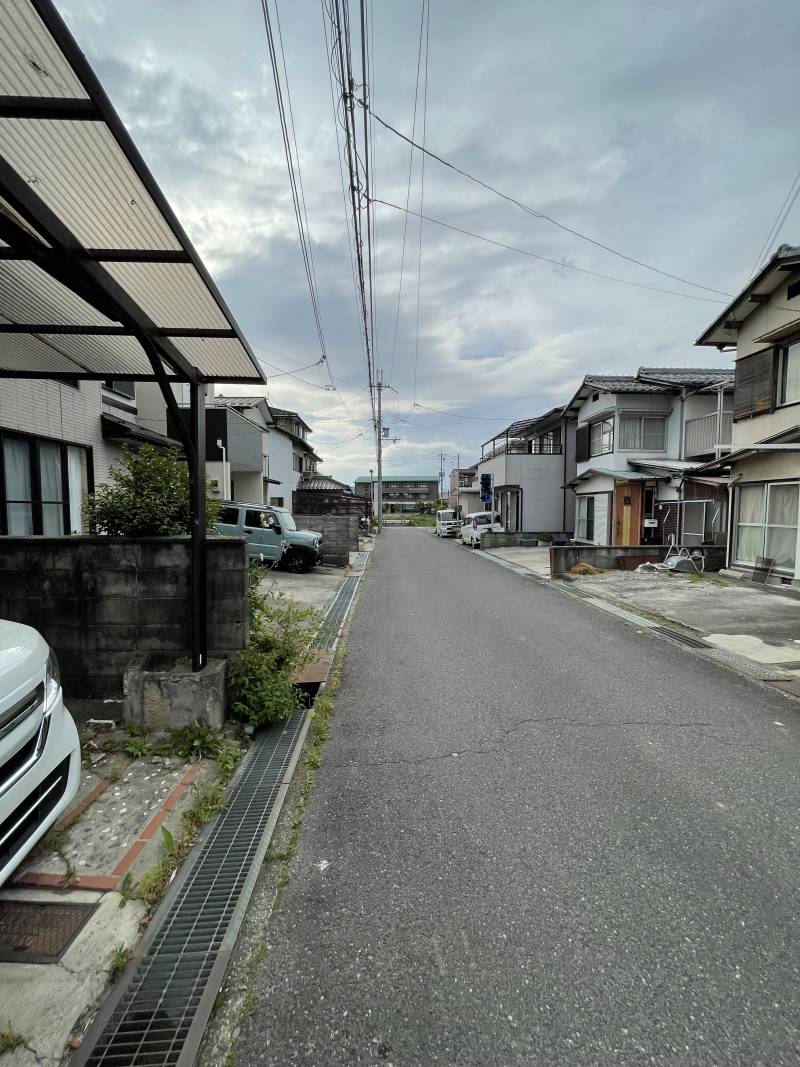前面道路は広々駐車しやすく出しやすいです。