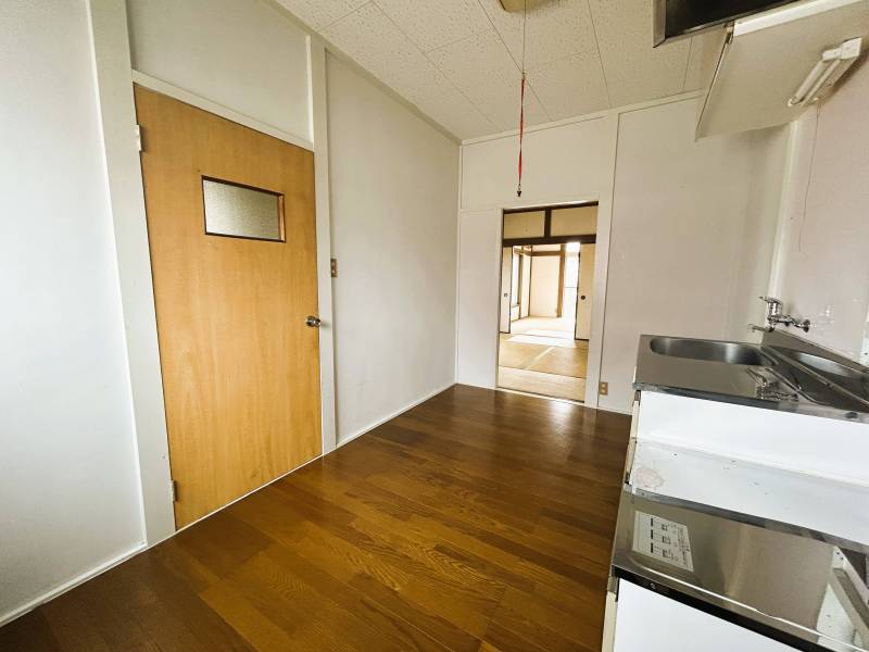 玄関から見るキッチン