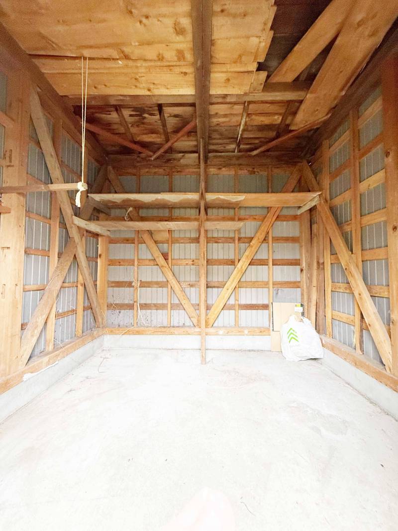 広さたっぷりの倉庫で作業も収納も効率よくこなせる