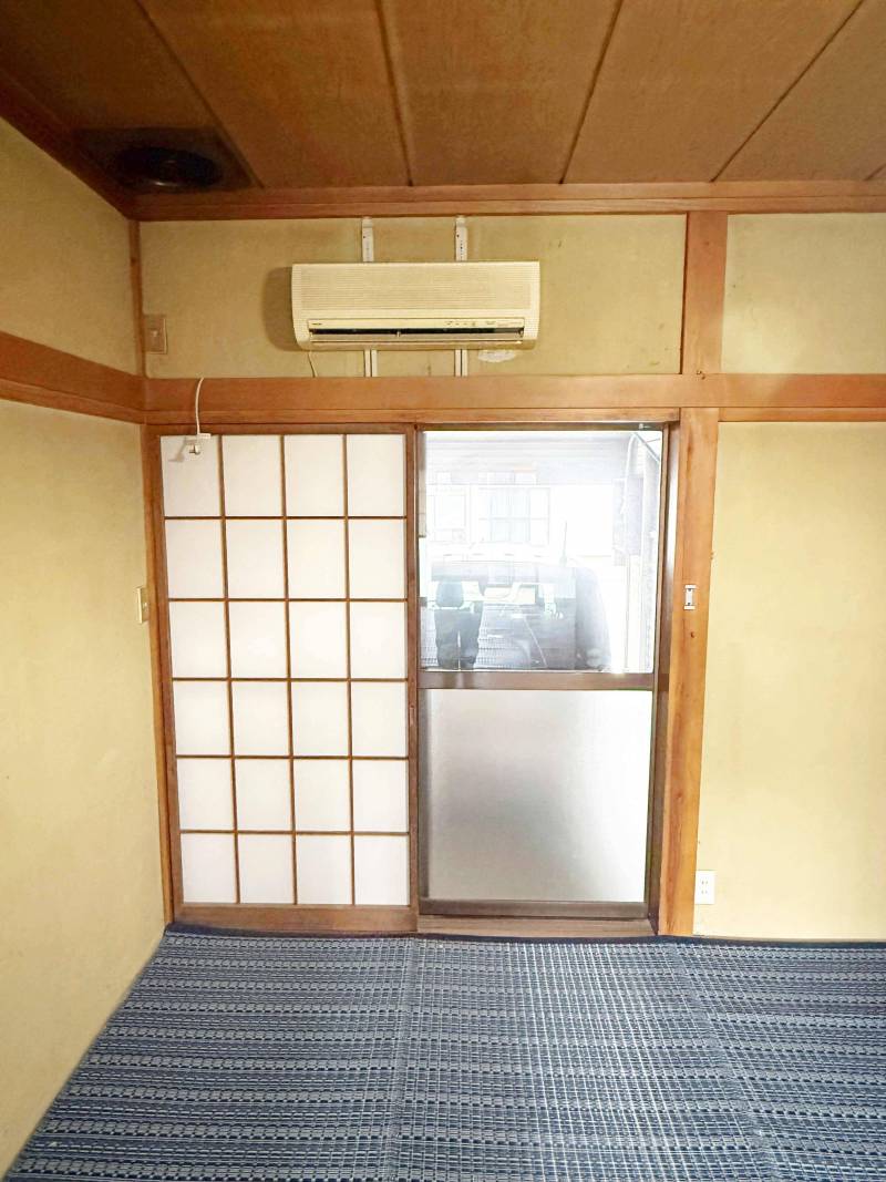 玄関横の車庫から家に直接入れる便利設計