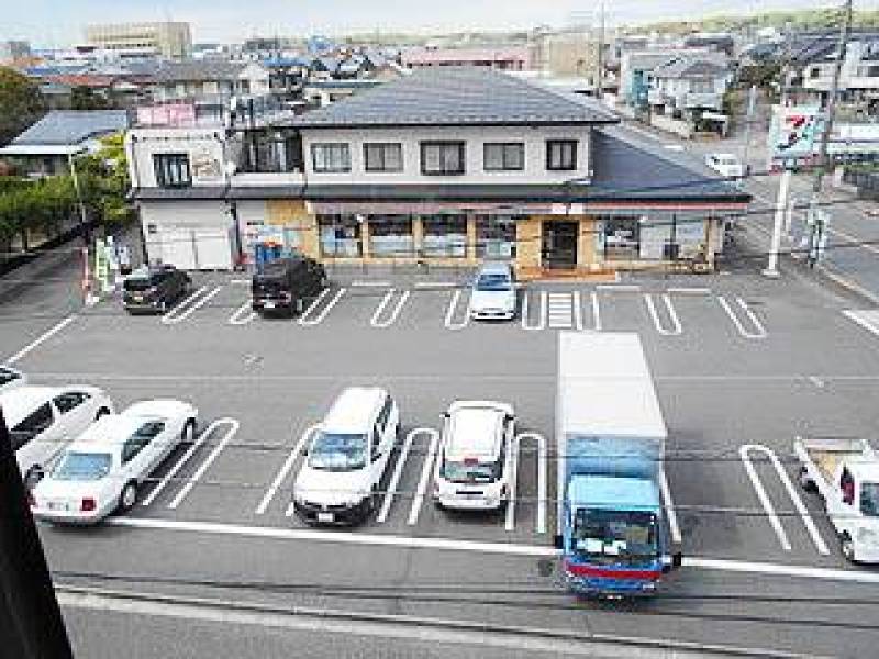 隣地はセブンイレブン、便利です。車も停められます(?)