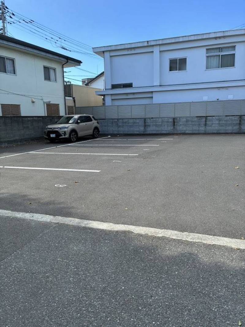 駐車場。前川ビル横