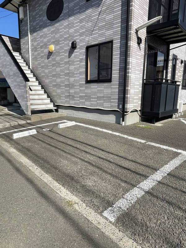 駐車場入り口の駐車場で止めやすいです