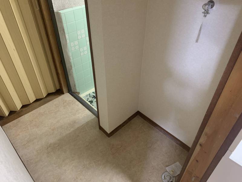 洗濯機置場は階段すぐ近く。2階バルコニーまでの動線良し！