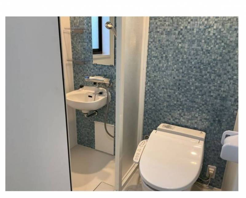 シャワールームとトイレは独立。窓で明るく朝シャワーも♪