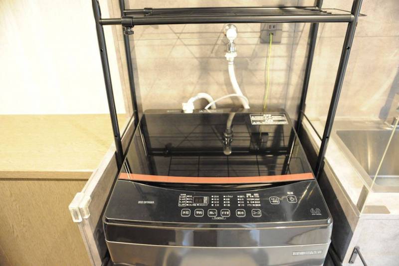 キッチンの左側に洗濯機（付帯設備です）を置いています。