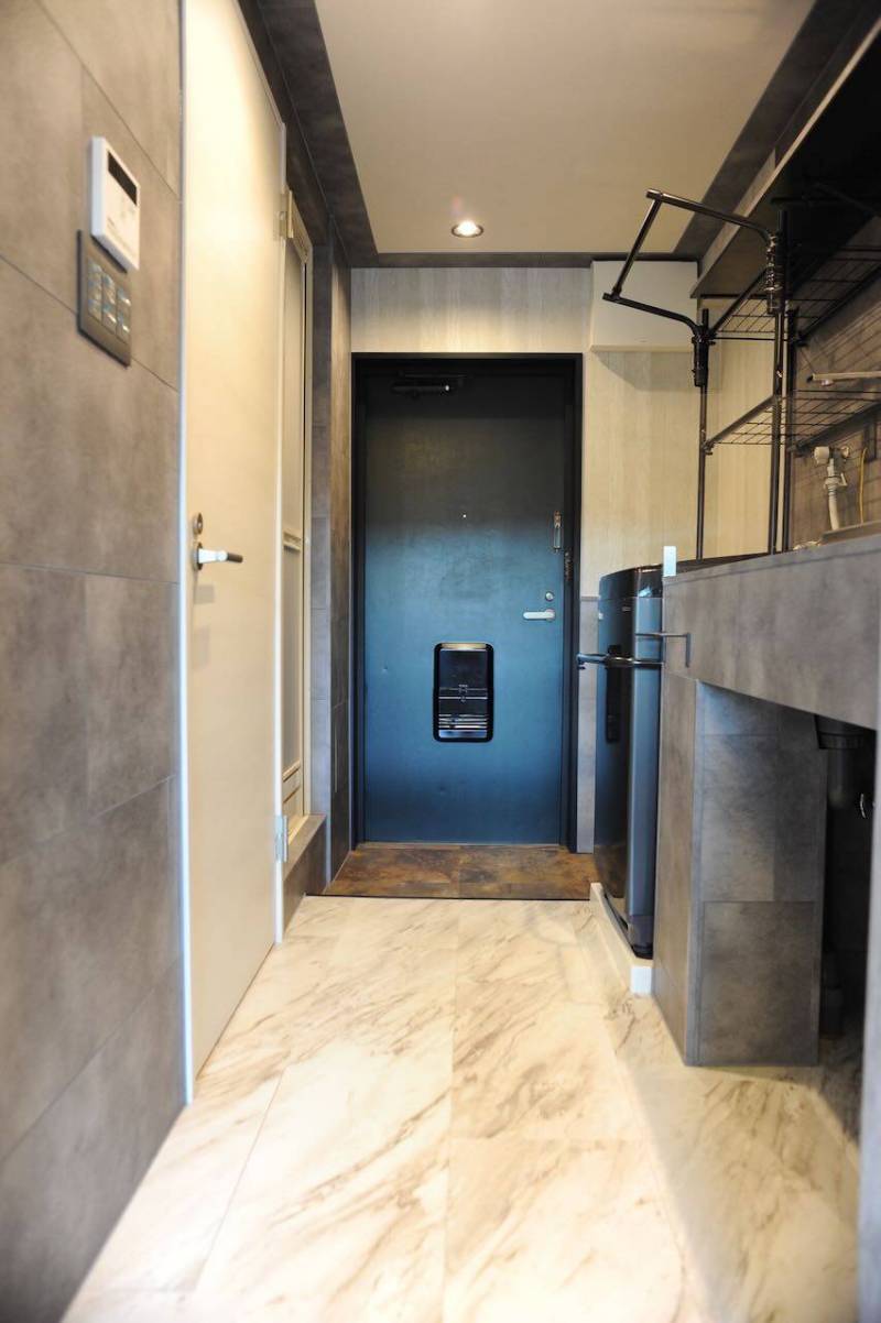 玄関です。脇にはシューズボックスがあります。