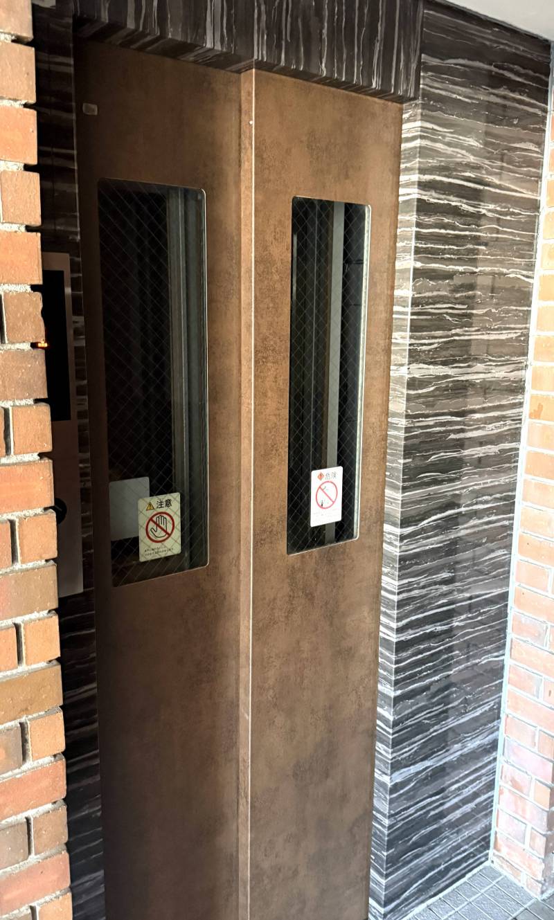 エレベーターは各階に止まります。