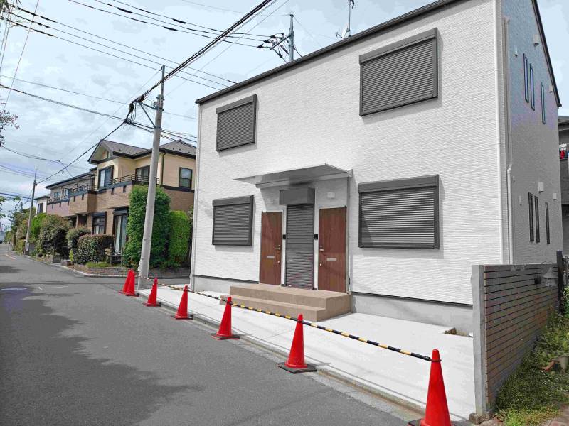 白くて明るい印象の外観です。