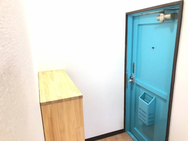 玄関ドアは明るいブルー
作り付けの靴箱あります