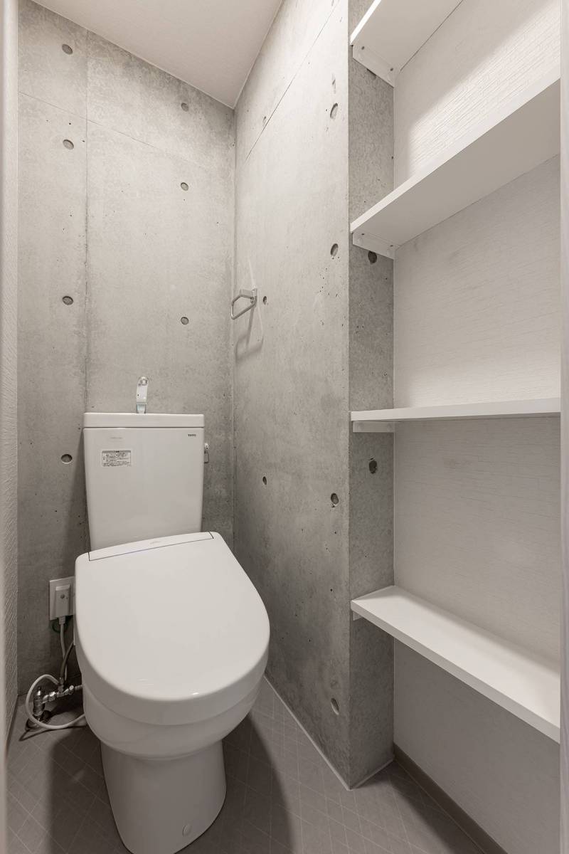 おトイレにも収納スペースがたっぷりあります。