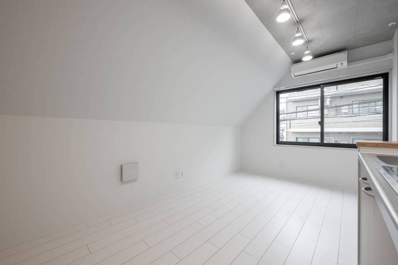 LEDがたくさん点いたホワイト基調の明るい部屋です。