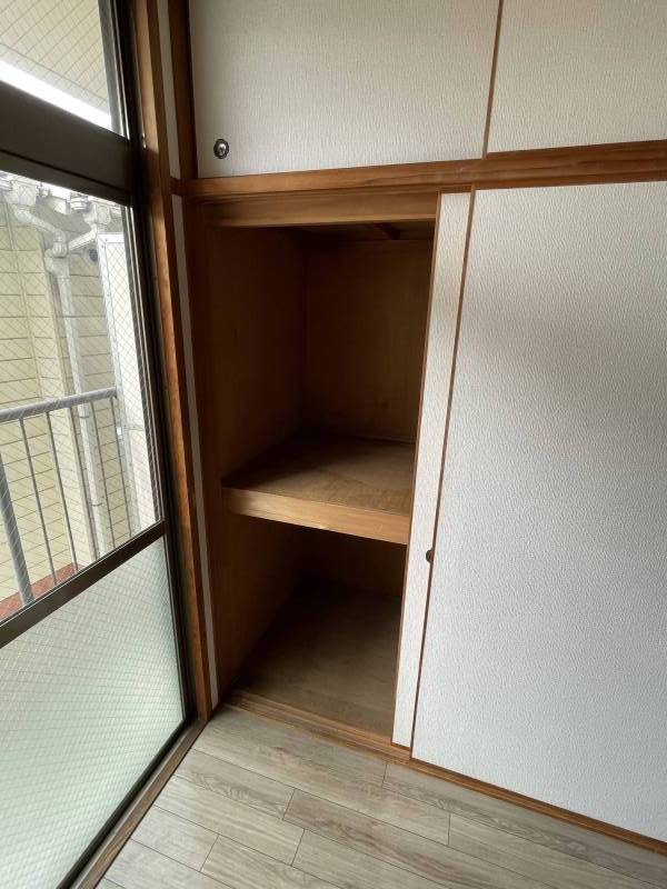 押入