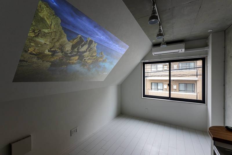 斜めの壁を利用してプロジェクター映像が楽しめます☺