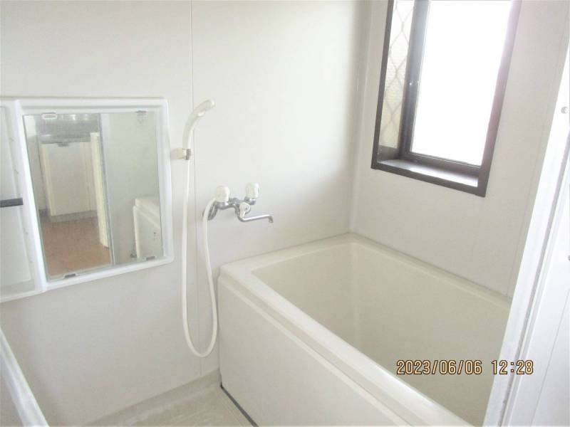 広めのユニットバス　窓付きです