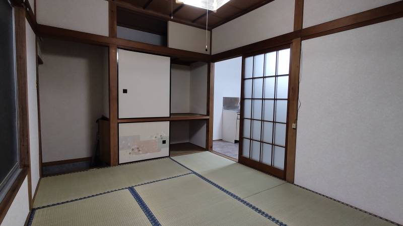 左奥が玄関
その隣が押し入れ
右側にキッチン
