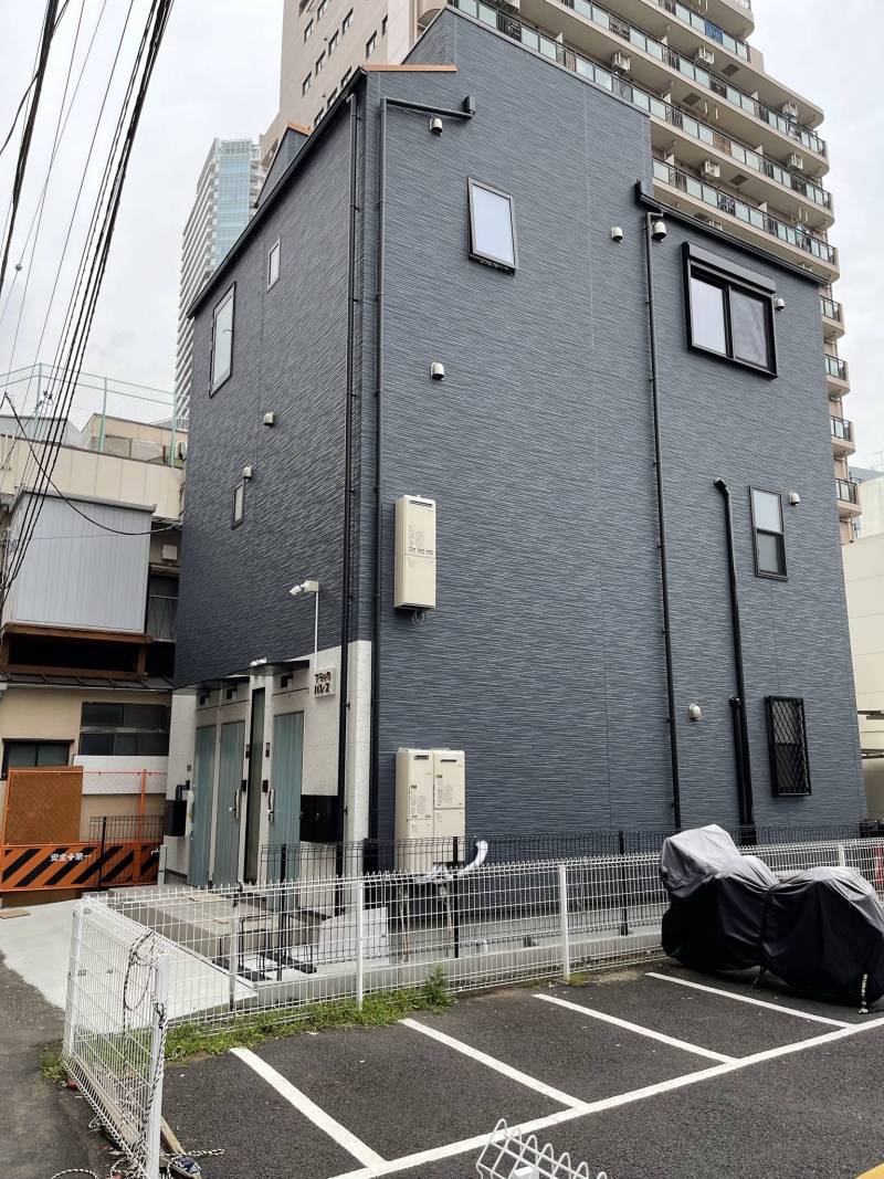 ネイビーのシックな外観