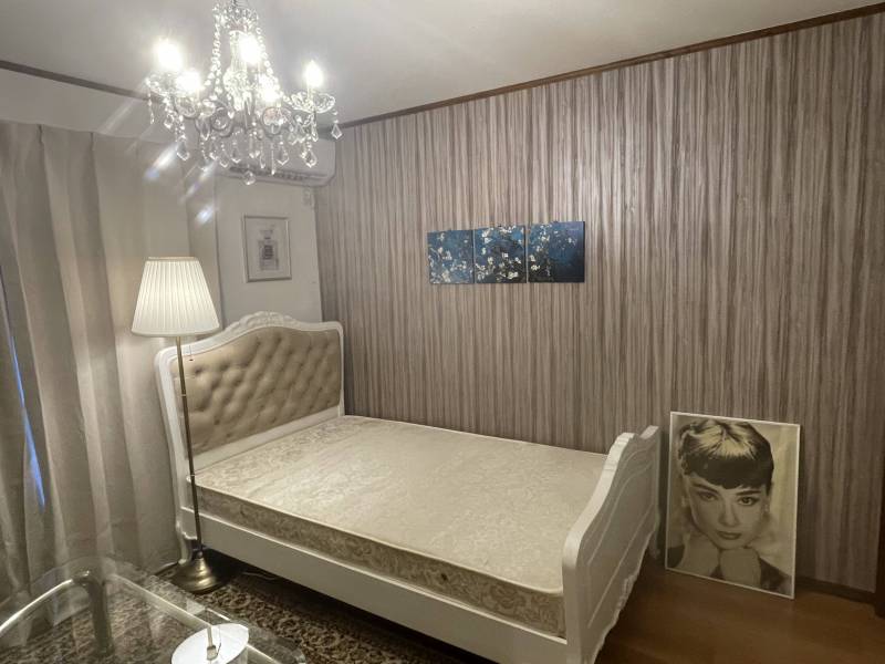 アンティークなセミダブルベット。ゆったりと寛げる広さです。