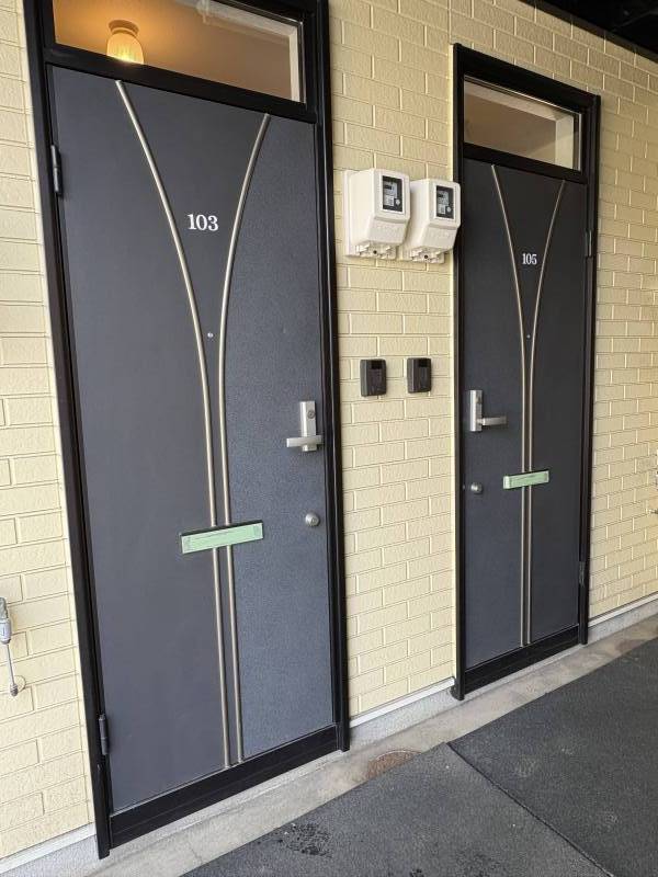 玄関ドア・隣あった２室のどちらからでも出入りできます