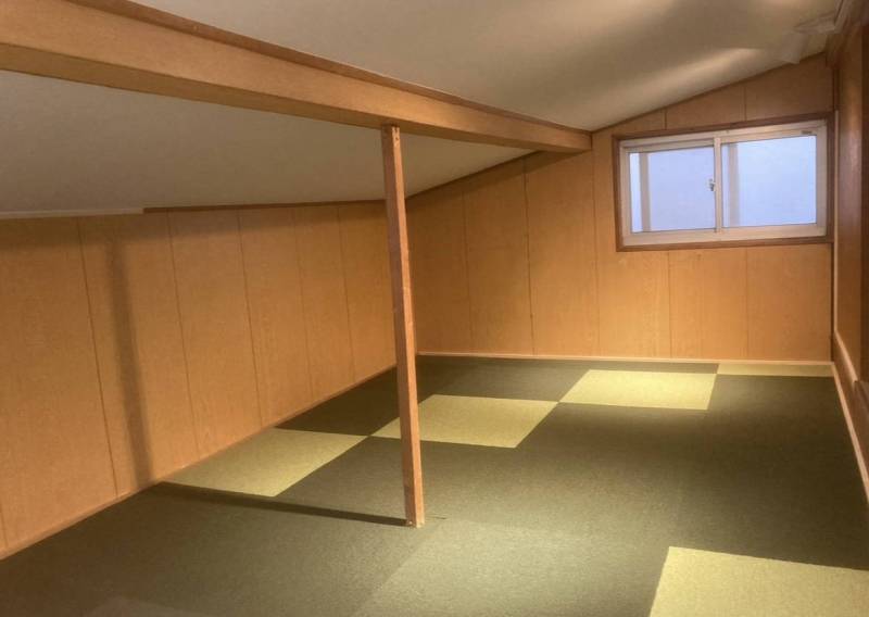 2階の屋根裏部屋はベッドも置ける広さです