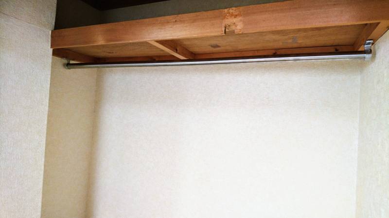 クローゼットには長いハンガーパイプ。お洋服の収納に便利です。