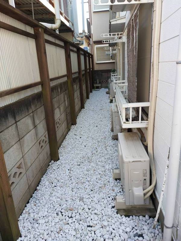 白砂利敷きの綺麗な庭です。