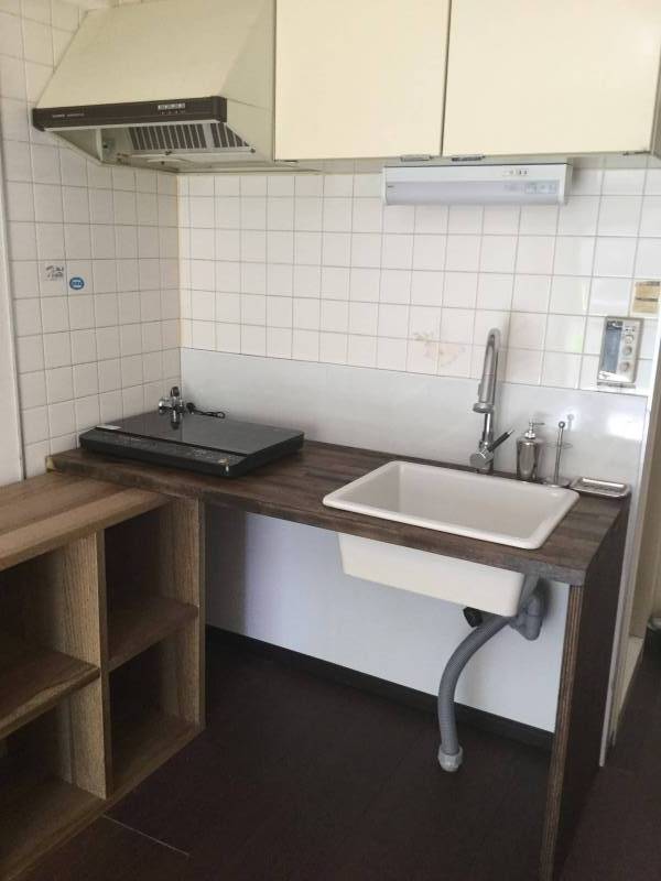 IKEAの陶器製シンクとシャワー付き水栓。