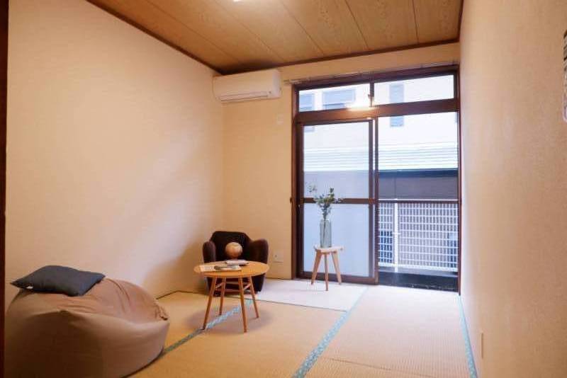 窓の大きな明るい和室です