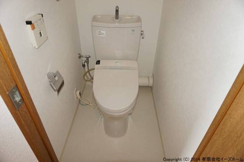 トイレです。温水洗浄便座がついています。