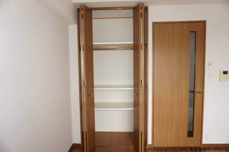 クローゼットには棚が付いてます。