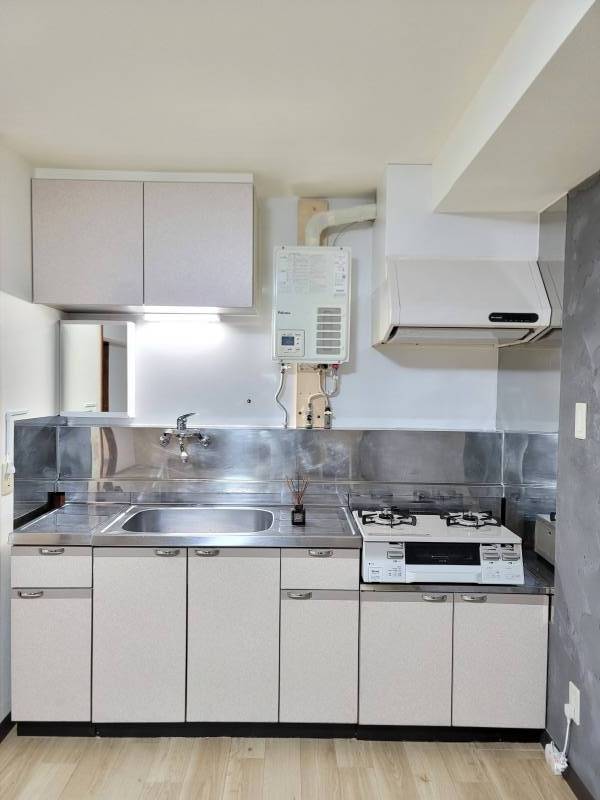 キッチンには扉付き鏡もセットされております！
