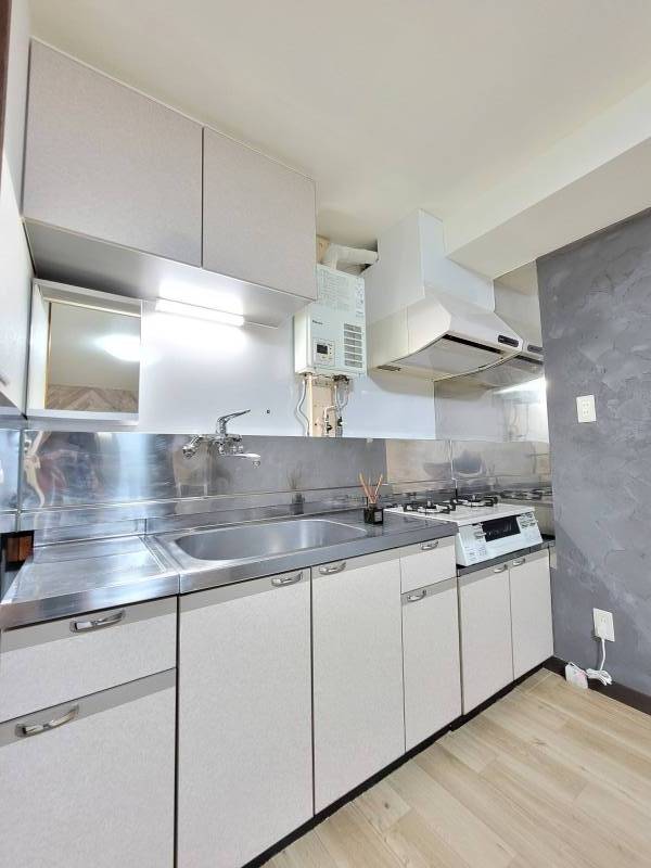 ピカピカ真っ白で綺麗なガスコンロ付きキッチン！