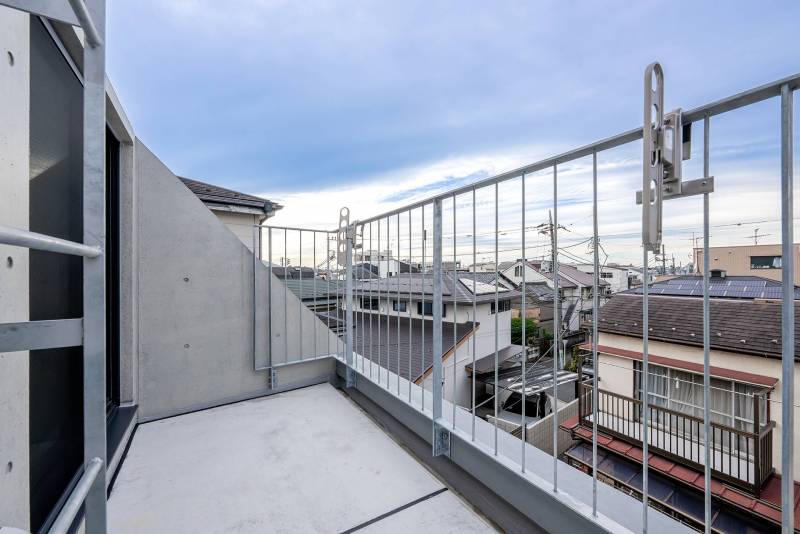 周辺に高い建物がないので、とても気持ちよいバルコニーです。