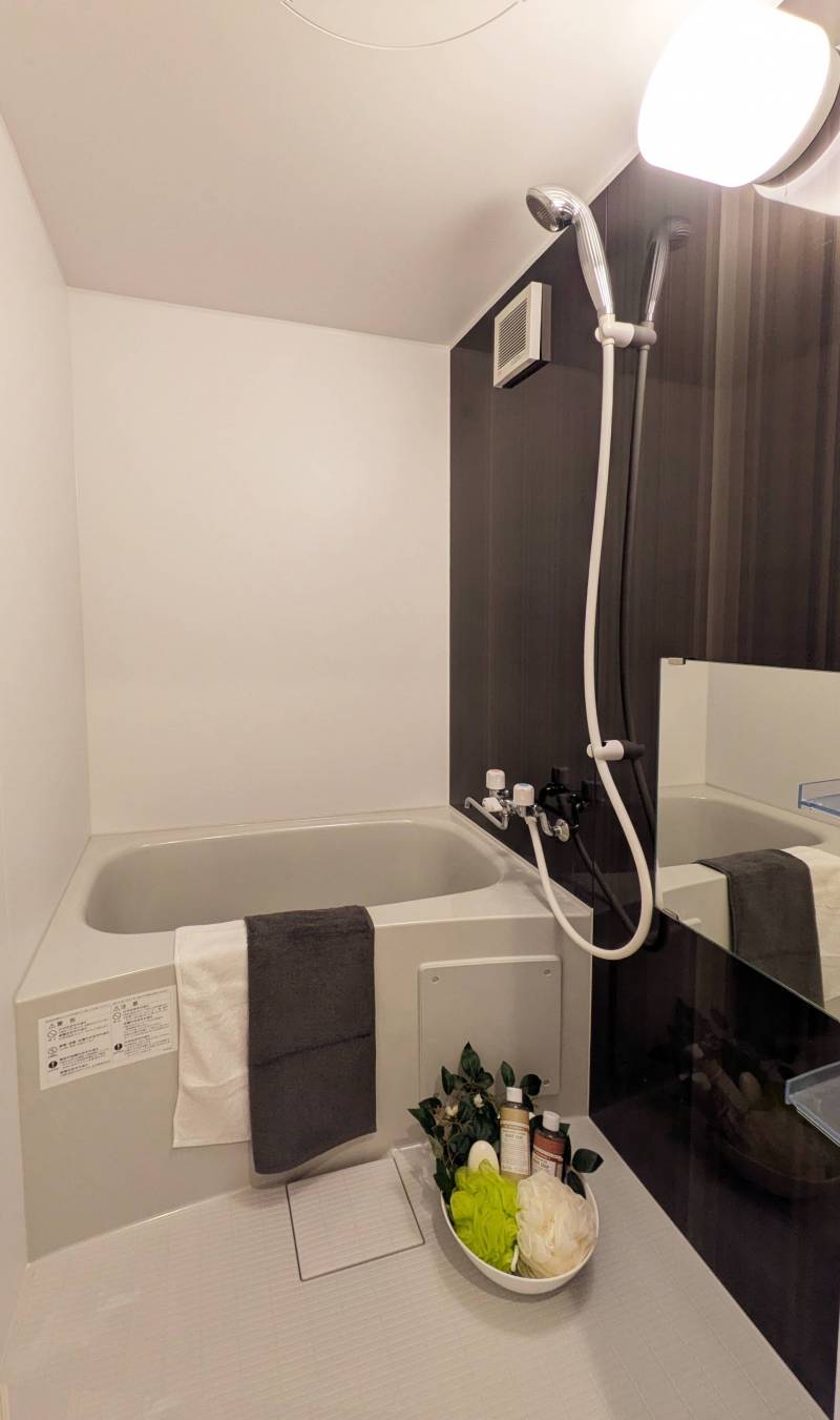 広めの浴室で疲れた体をゆっくり癒やしてください．