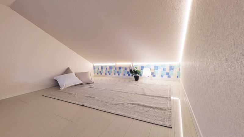 収納にも便利なロフト．LEDテープライトを付けました．