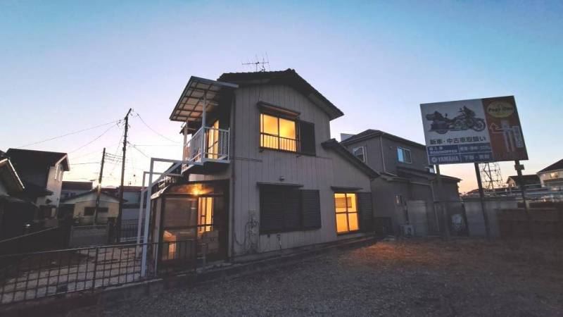夕暮れは電球色のライトで暖かみが感じられます。