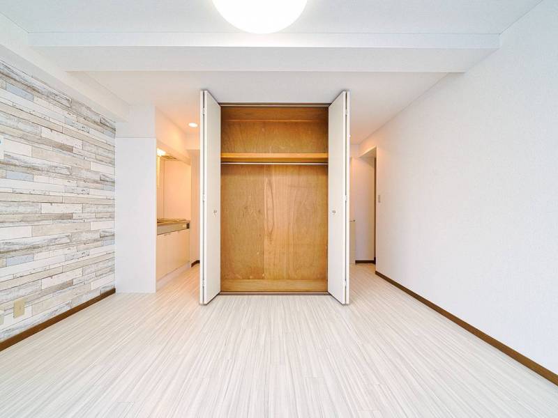 明るく広々としたリビングルーム。