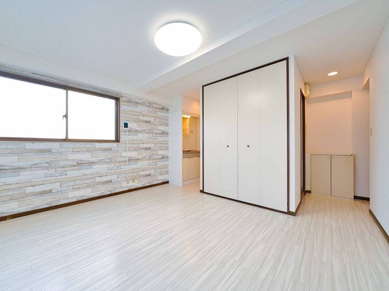 明るく広々としたリビングルーム。