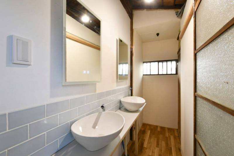 洗面台&times;２、照明付きミラーです。