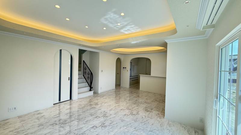 【南向きの明るい全館空調のリビング】