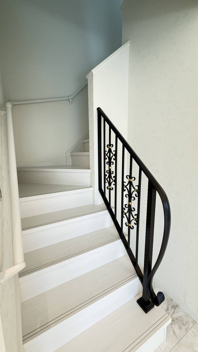 【リビングの品格を示す特注手摺】