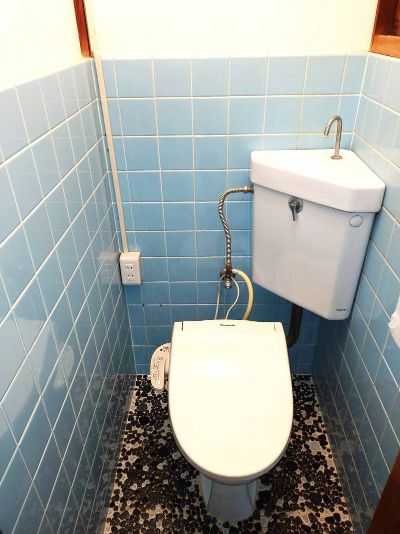 トイレ。向かって右側に手洗い水栓が。