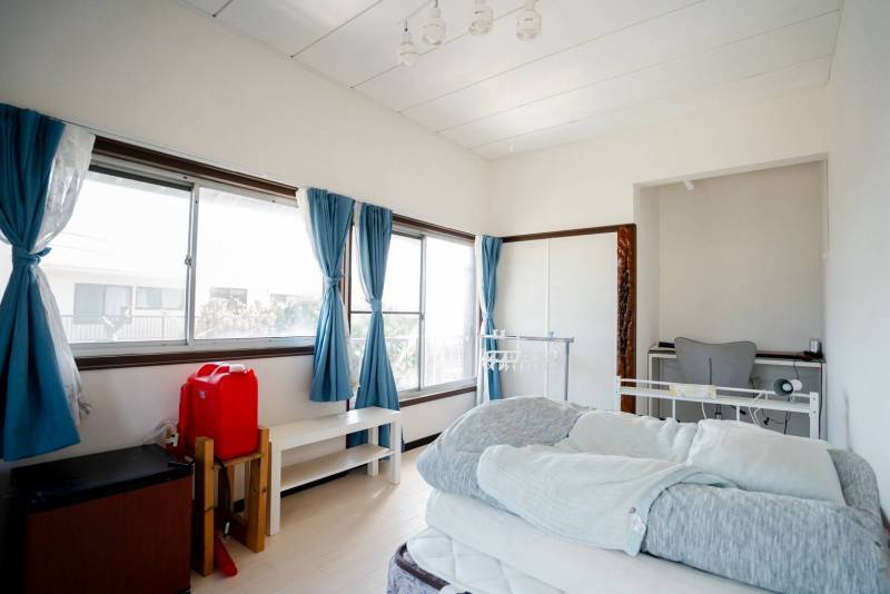 2階洋室C、約8畳、館山恒例の夏の花火が望めます。